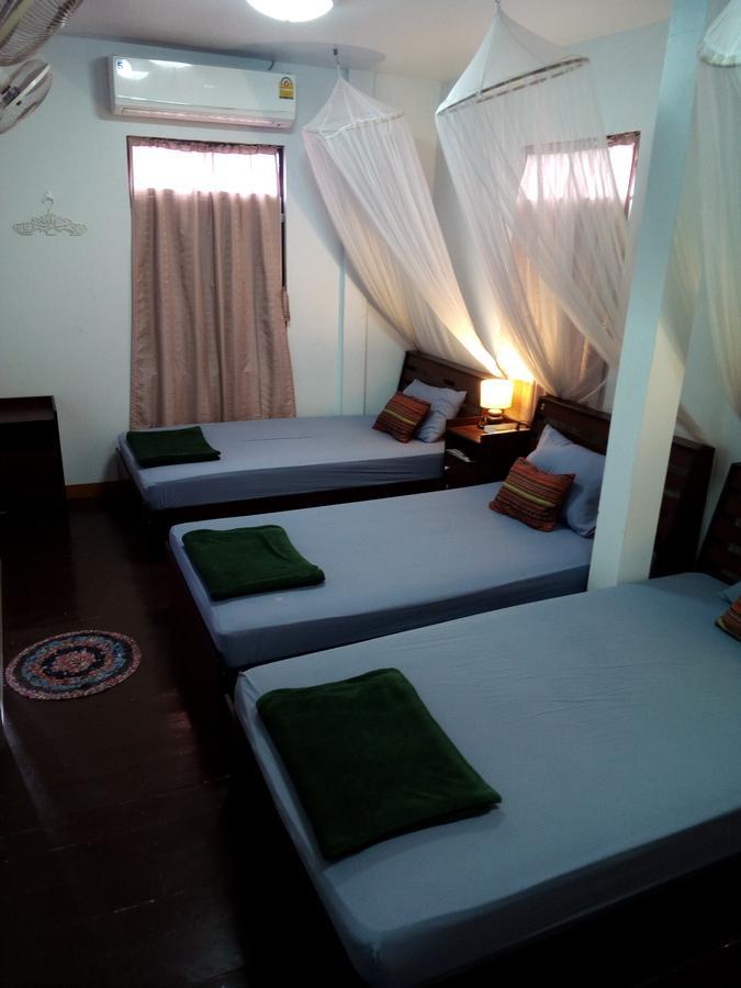 Twin House @ Tapae Hostel Chiang Mai Buitenkant foto