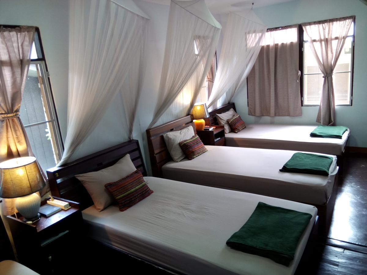 Twin House @ Tapae Hostel Chiang Mai Buitenkant foto