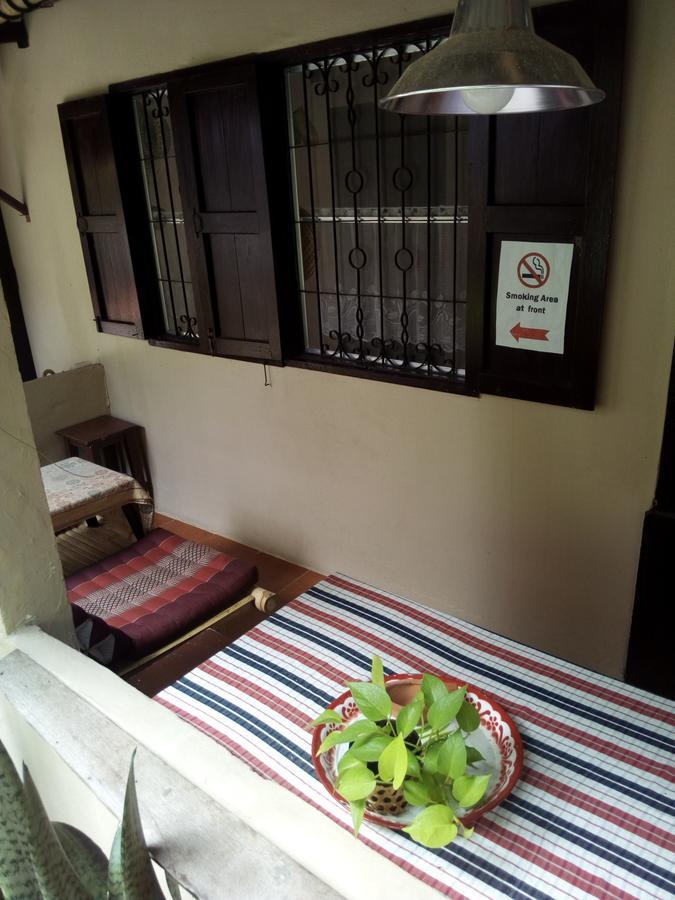 Twin House @ Tapae Hostel Chiang Mai Buitenkant foto